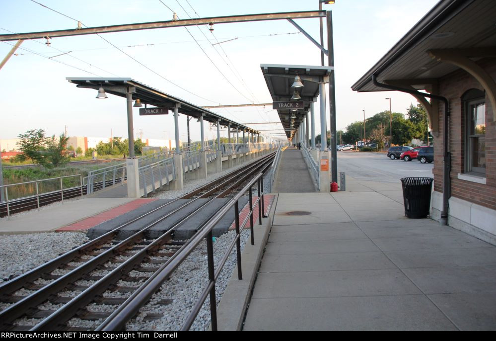 Hegewisch station platforms